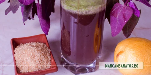 Meniu raw vegan de Paşti - citronadă cu suc de lobodă roşie Sursă foto mancamsanatos.ro