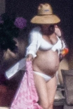 *EXCLUSIVE* Kate Hudson shows off her large baby bump while enjoying her vacation with Danny Fujikawa jpeg