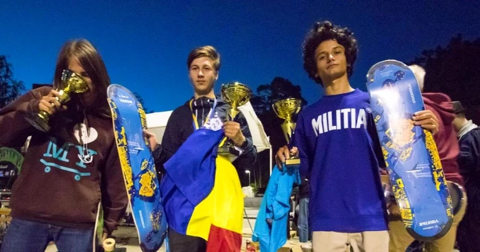 Alexandru Lilea (centru) şi Alexandru Ştirbu (dreapta), campionul şi vicecampionul mondial  la freestyle skateboarding FOTO: Facebook/ Marius Constantin