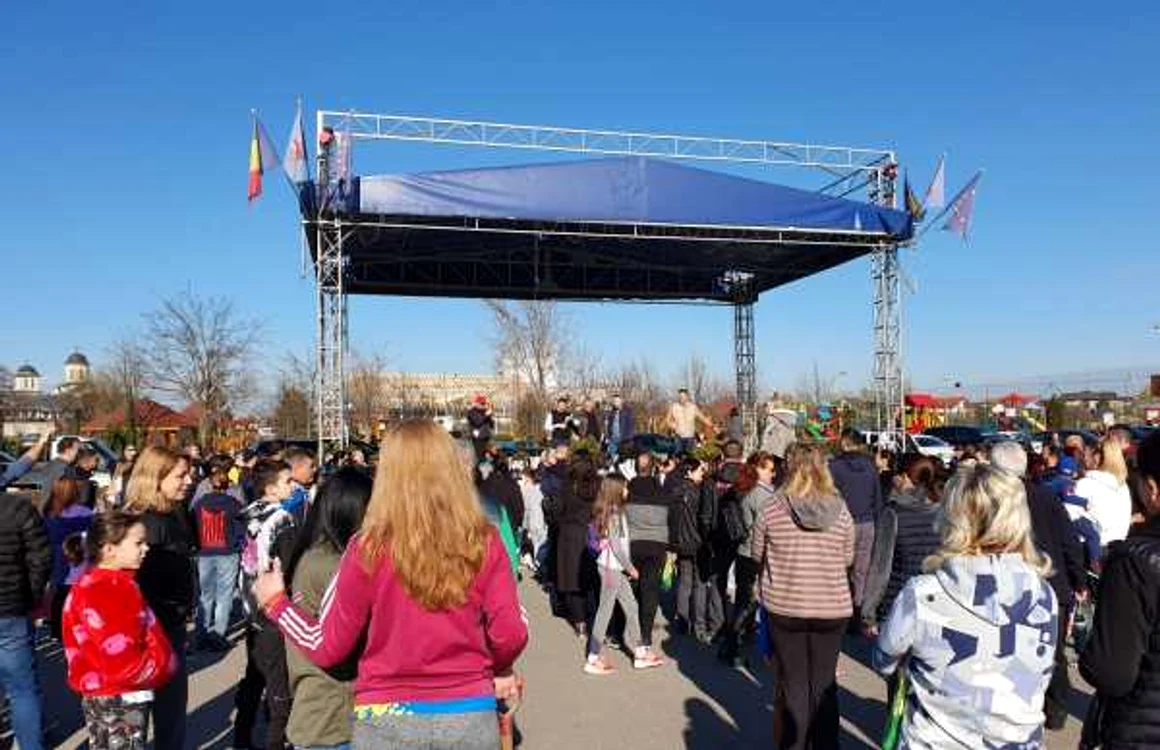 Sute de cetăţeni au participat la acţiunea de plantare.
