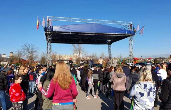 Sute de cetăţeni au participat la acţiunea de plantare.