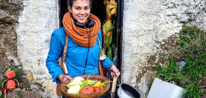 Sorina, tânăra din România care a ales să trăiască împreună cu iubitul ei, Alex, în comunitatea de hipioţi moderni din Sacromonte, Granada, Spania.FOTO expertvagabond.com