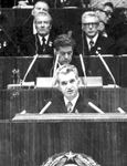 Nicolae Ceaușescu, înarmarea și înfometarea jpeg