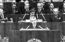 Nicolae Ceaușescu, înarmarea și înfometarea jpeg