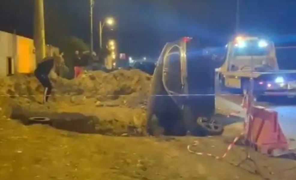 Un șofer s-a „înfipt” cu mașina într-un crater rutier. Imensa groapă era semnalizată VIDEO