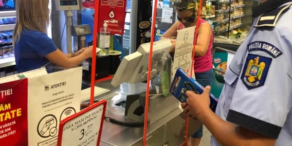 Razie a poliţiei în pieţe magazine mall-uri şi mijloace de transport în comun pentru a verifica dacă sunt respectate măsurile de prevenire a răspândirii SARS-CoV-2