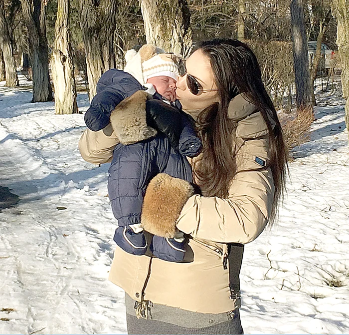 Amalia a profitat de zilele însorite şi şi-a scos copilul în parc