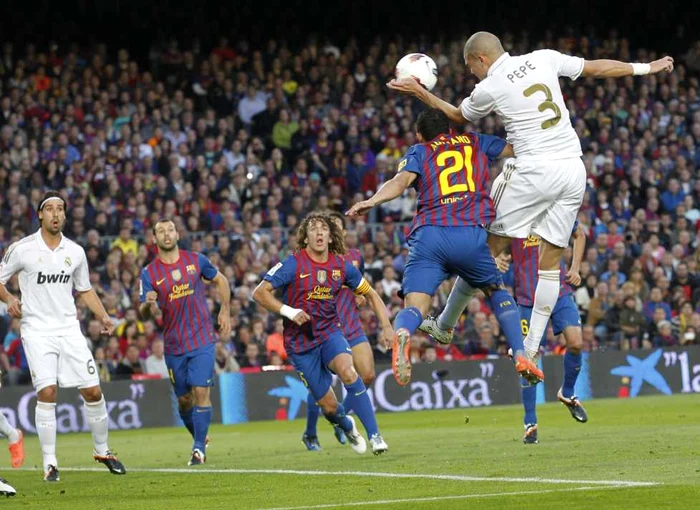 Barcelona - Real. Pepe trimite cu capul la primul gol al Realului * Foto: Reuters