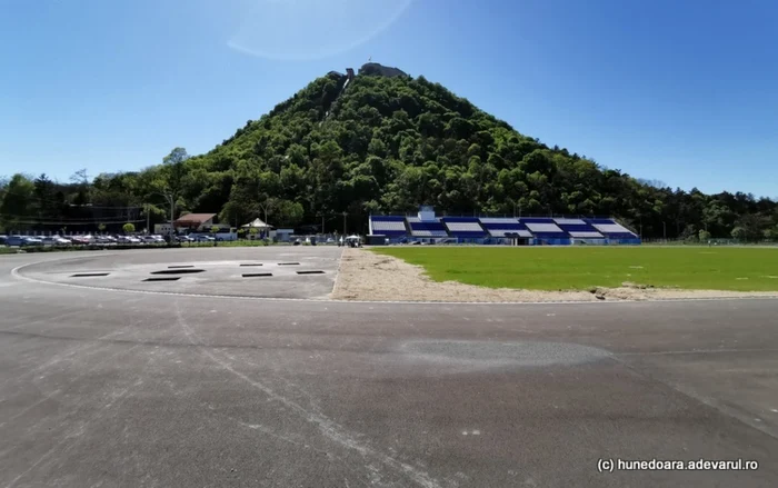 Pista de atletism în şantier de un an. Foto: Daniel Guţă. ADEVĂRUL.