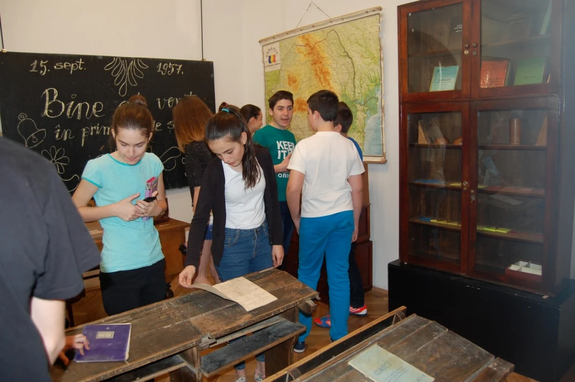 Elevii s-au minunat de exponate şi le-au au fotografiat FOTO Adevărul