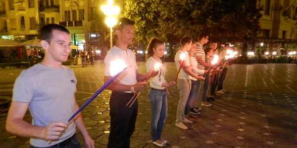 Tinerii au aprins făclii şi le-au purtat prin centrul oraşului