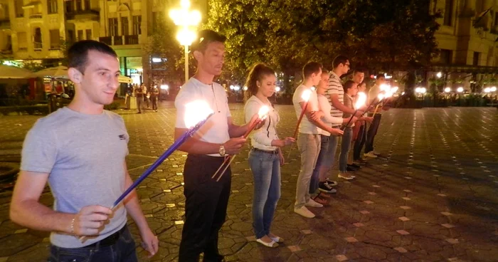 Tinerii au aprins făclii şi le-au purtat prin centrul oraşului