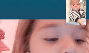 Antonia și a pus copiii  față n față, cu ajutorul  camerei video jpeg