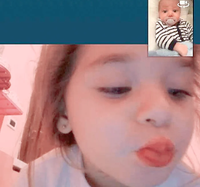 Antonia și-a pus copiii  față-n față, cu ajutorul  camerei video