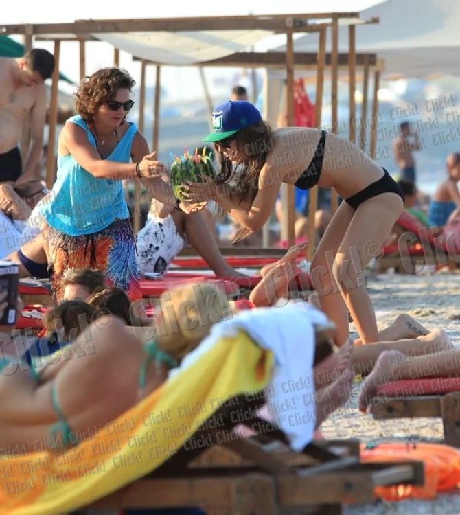 Sore, cu perucă şi şapcă, la mare!