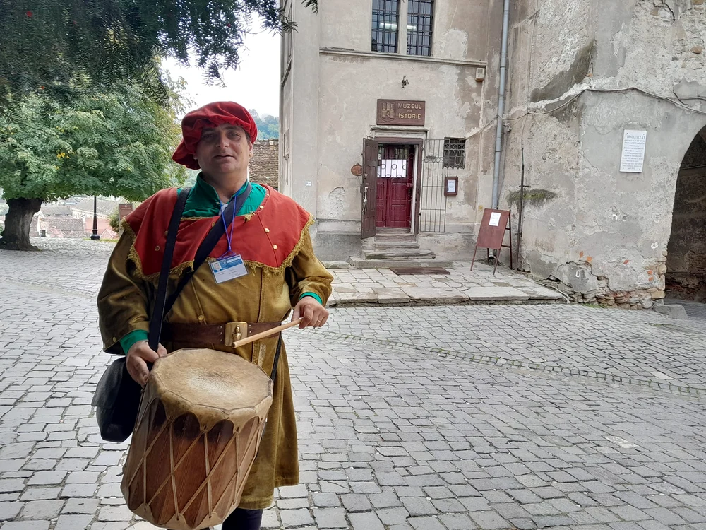 Dorin Stanciu străbate fiecare colțișor din cetate FOTO Tobosarul Cetatii Sighisoara/Facebook