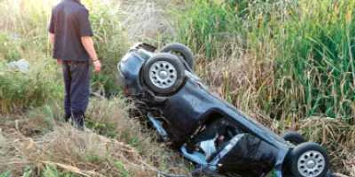 Şoferul a  derapat şi a ajuns cu maşina în şanţ. Foto. Arhivă