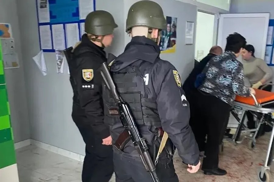 Grenade detonate la o reuniune municipală din Ucraina. Zeci de răniți, printre care șase grav | Imagini șocante