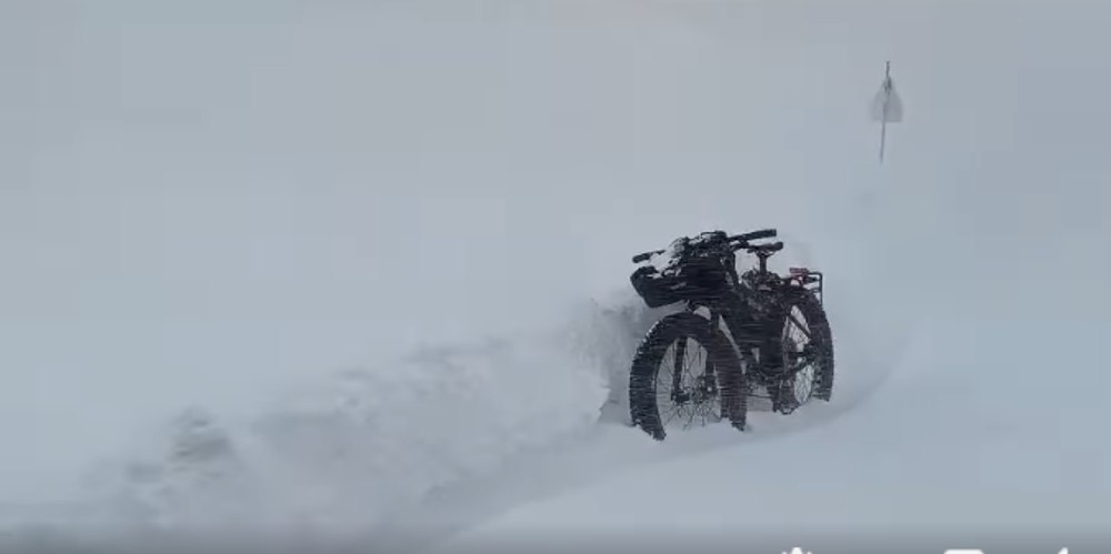 A urcat cu bicicleta în Munții Bucegi, prin viscol și zăpadă, dar a rămas blocat. „Când crezi că le-ai văzut pe toate…”