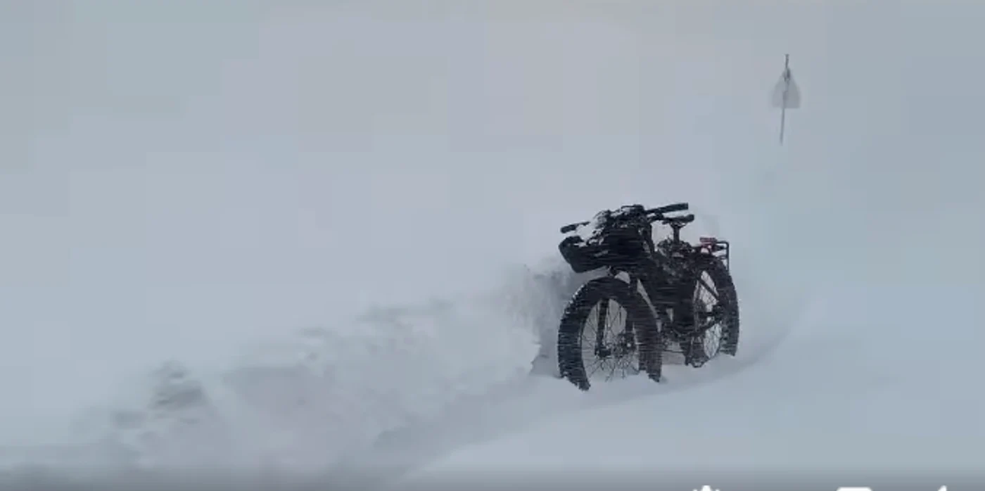 Bicicleta, bine echipată, a fost învinsă de condițiile meteo. FOTO captură Salvamont Sinaia
