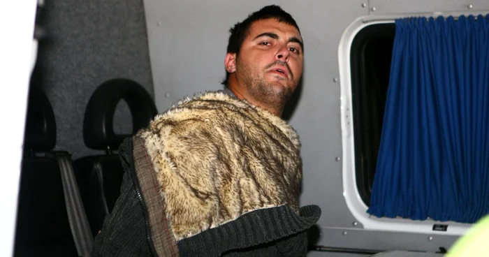Şoferul agitat a ajuns în duba poliţiei.