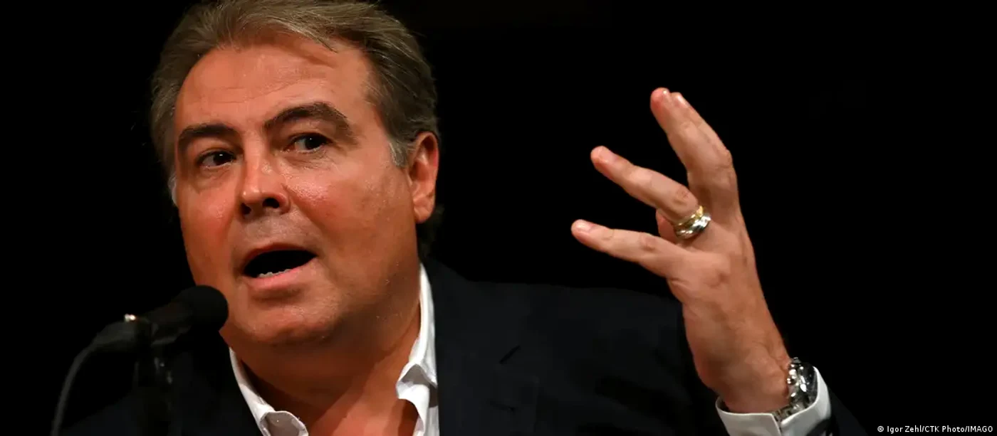 Adrian Cioroianu a ameninţat-o pe jurnalista de investigaţie Emilia Şercan: "O face, o primeşte"
