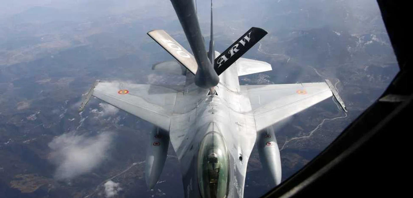 Momentul în care este realizat transferul de combustibil FOTO Forţele Aeriene Române