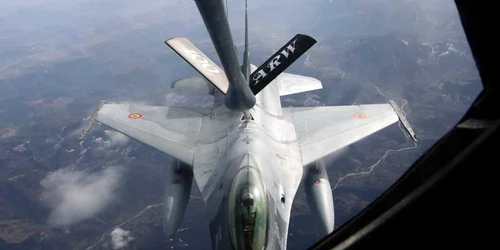 Avioana F16 alimentate in zbor FOTO Fortele Aeriene Romane/Facebook