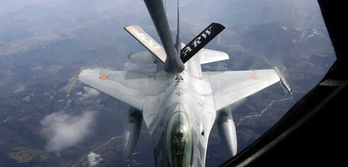 Momentul în care este realizat transferul de combustibil FOTO Forţele Aeriene Române