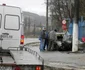 Un tânăr şofer teribilist a reuşit să intre cu maşina în stâlp. Maşina a luat foc iar şoferul de 19 ani a fost salvat de pompieri