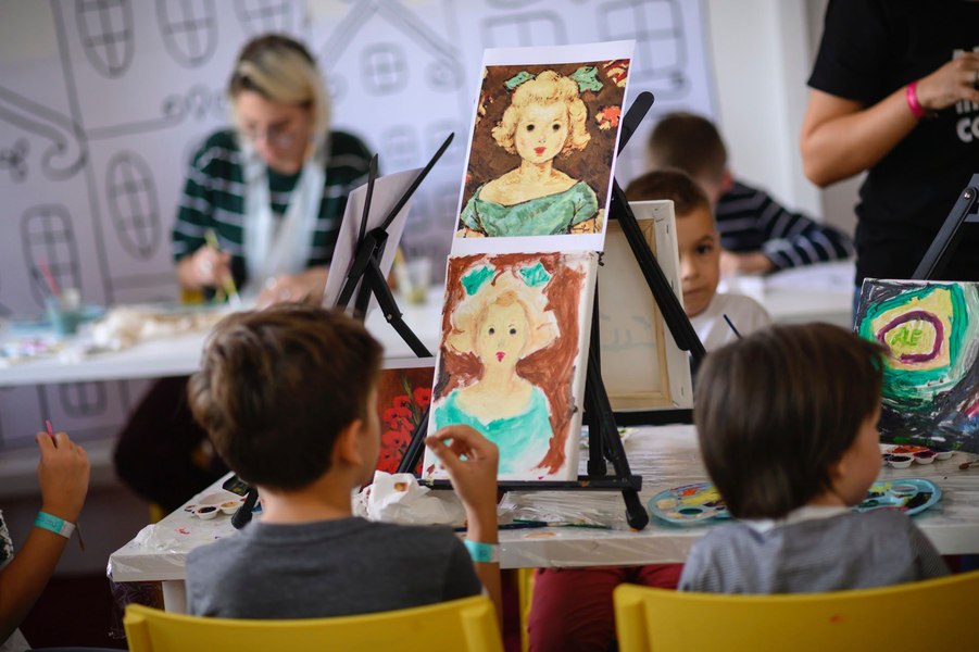 Copiii sunt invitați în vacanța de vară la Art Safari Kinder!  Brâncuși, Tonitza, Luchian, Artachino bat telefoanele și tabletele