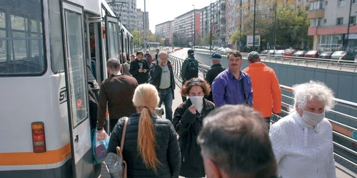 Oameni intr-o statie de tramvai - masca- mijloc de transport in comun FOTO Inquam 