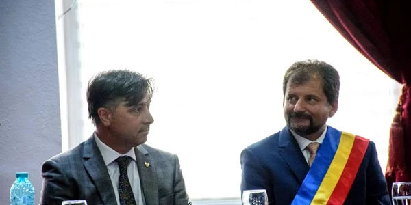 Viorel Ilie (banderolă tricolor) este noul primar ales al moineştenilor FOTO Facebook