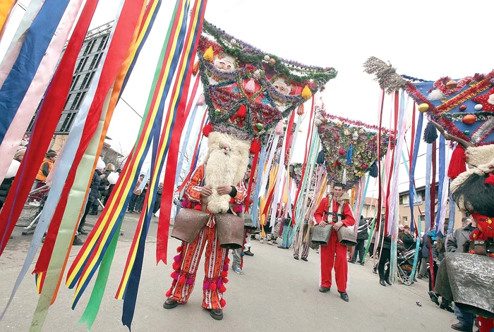 
    Măştile celor din Brăneşti au impresionat şi la Carnavalul de la VeneţiaFoto:Sever Gheorghe  