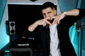Babasha provine dintr-o familie bună și  studiază muzica la Conservatorul din București