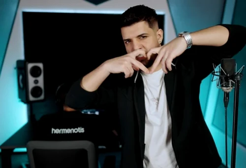 Babasha provine dintr-o familie bună și  studiază muzica la Conservatorul din București