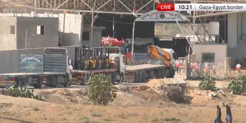 camioane cu autoare trec granita la Rafah Captura video png