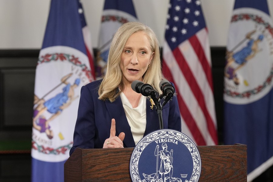 Cine este Abigail Spanberger, guvernatoarea care a dat o replică tăioasă după discursul lui Trump