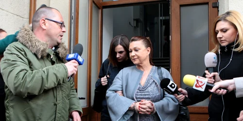 Senatoarea Doina Tudor cu catuse la iesirea de la la DNA FOTO EDUARD ENEA