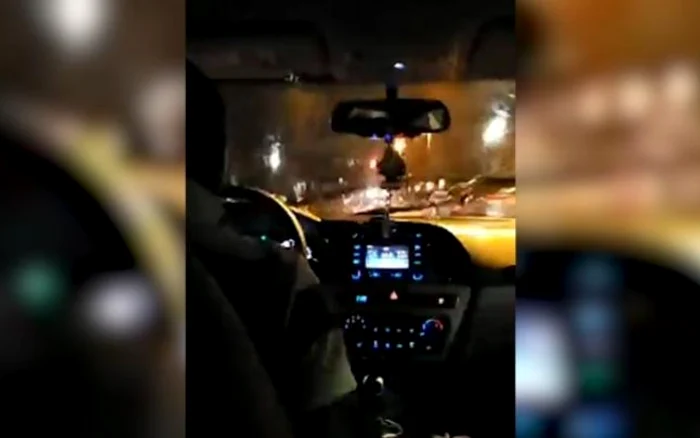 Cuplul de pasageri a rămas marcat de călătoria cu Uber. FOTO Captură video