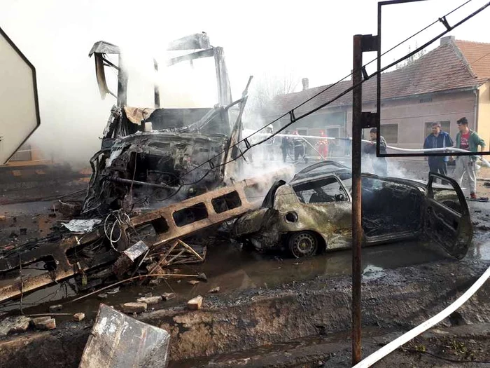 TIR-ul a luat foc după un accident rutierfoto: news.ro