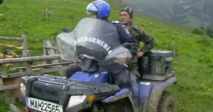 Jandarmii l-au dus pe bărbat 6 kilometri până la ambulanţă FOTO: Inspectoratul de Jandarmi Judeţean