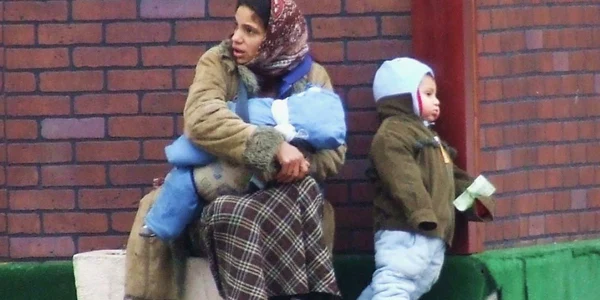 Micuţii sunt puşi să cerşească la colţ de stradă de părinţi care nu au vârsta majoratului