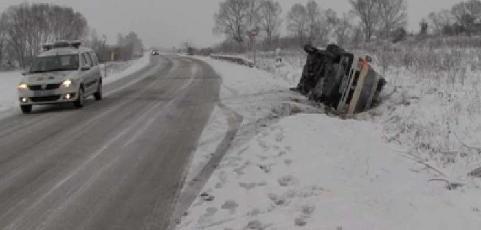 Ambulanţa a ajuns în câmp. FOTObrasovultau.ro