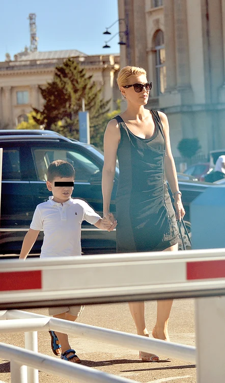Cristina, cu Dragoș jr., la plimbare