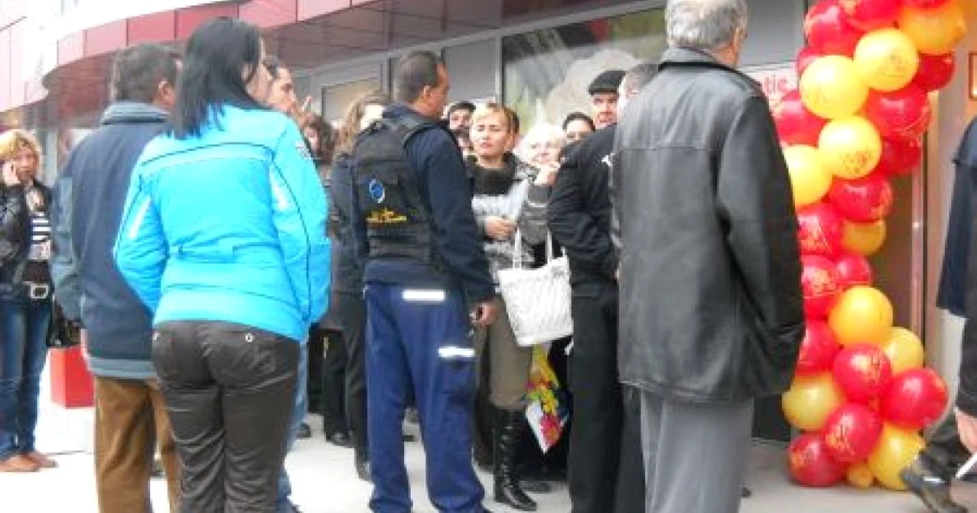 Sute de severineni s-au înghesuit la alimente