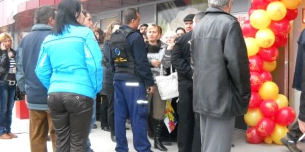 Sute de severineni s-au înghesuit la alimente