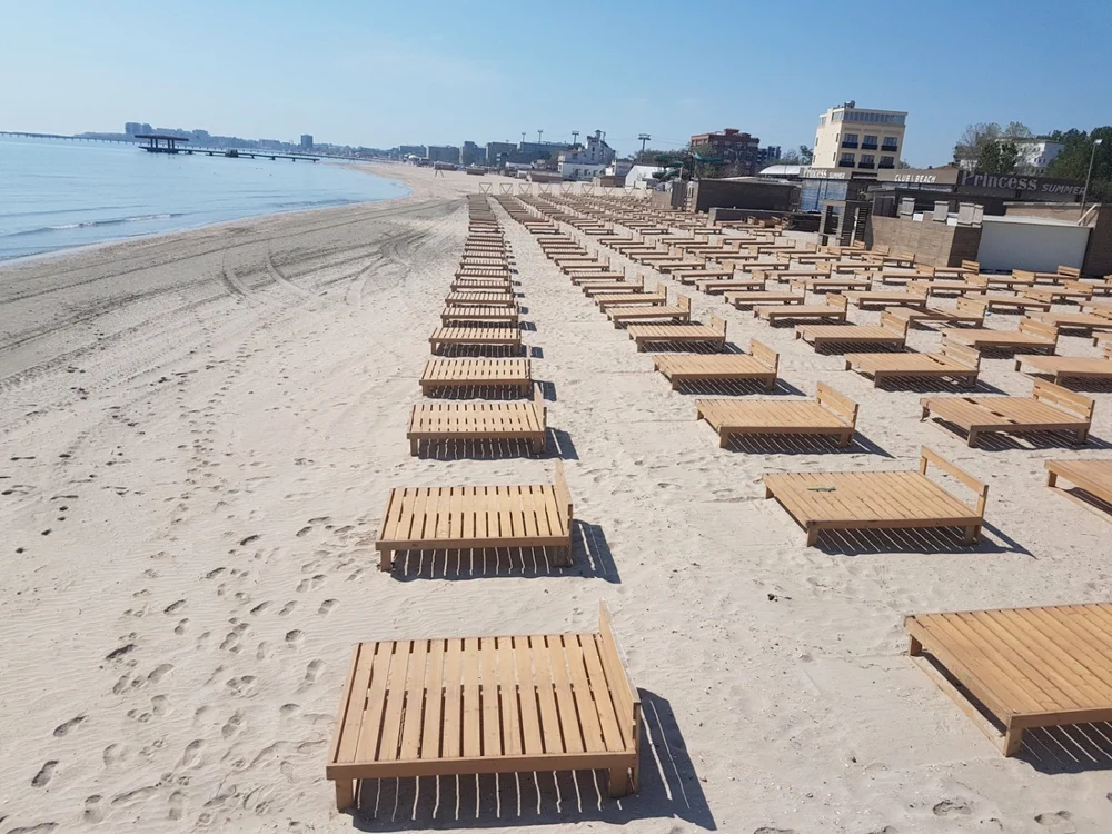 Primele şezloguri în staţiunea Mamaia, montate în mai 2020 la piciorul telegondolei FOTO C. Gavrilaş