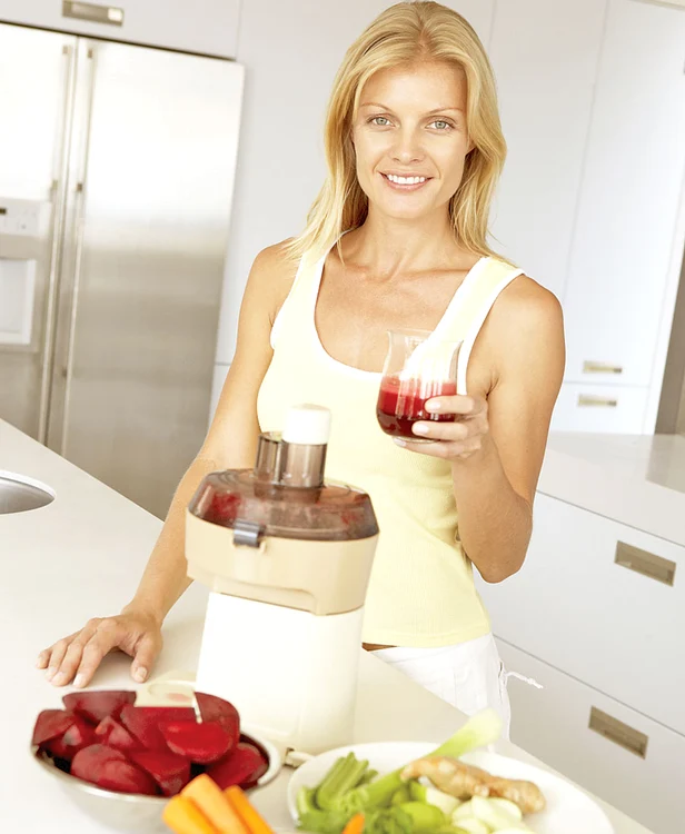 
    Beţi sucuri de  fructe şi legume de  mai multe ori pe zi  