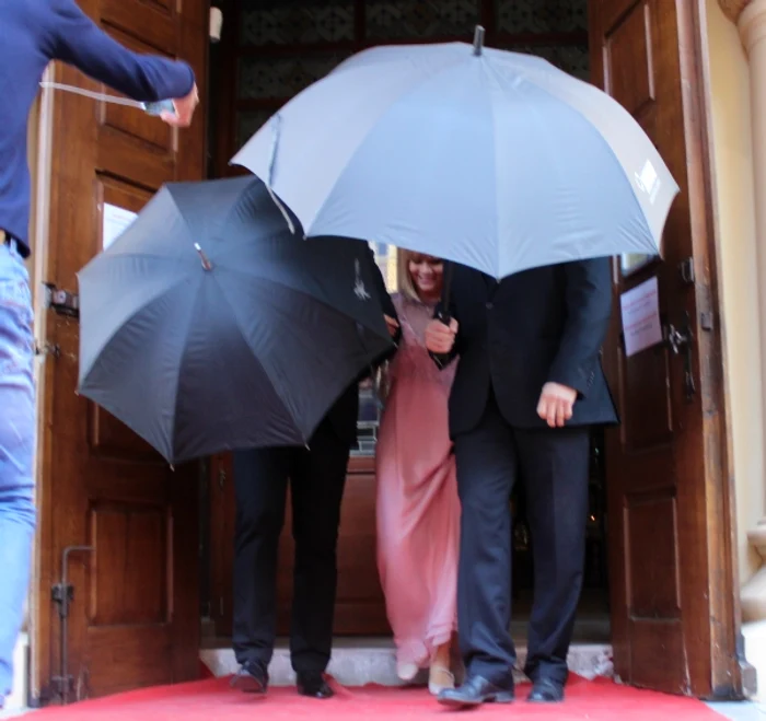 
    Alice Dumitrescu a fost protejată cu umbrele de... interferenţeFoto: Blitz  